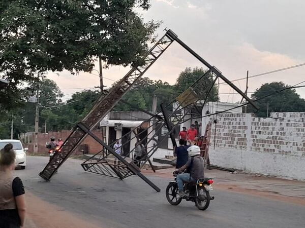 Vientos fuertes arrancan tinglado en Ñemby y causa susto en la zona - Nacionales - ABC Color