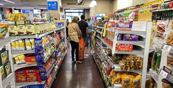 Bajan ventas un 12,8% en supermercados de Argentina