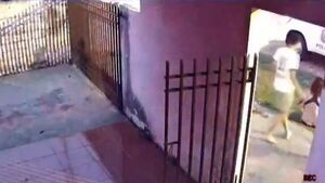 “Esto te manda tu ex”, dijo y disparó a doña y a su hija