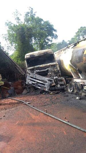 Terrible accidente: camión cisterna explotó y ardió en llamas; no dio tiempo de escapar a una persona