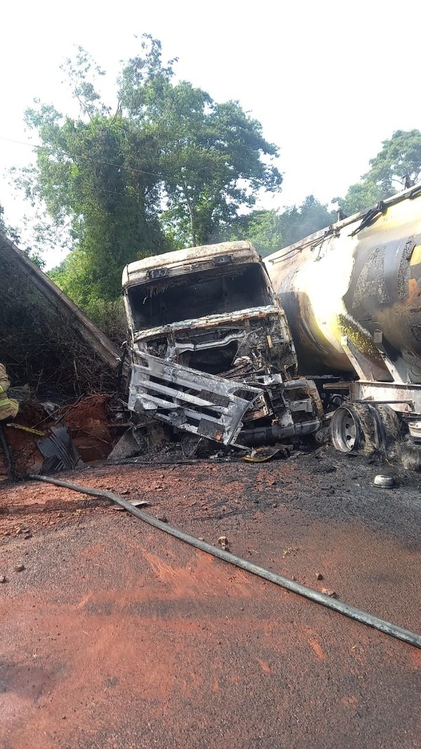 Caazapá: Un fallecido tras vuelco y explosión de camión que transportaba combustible - 1000 Noticias