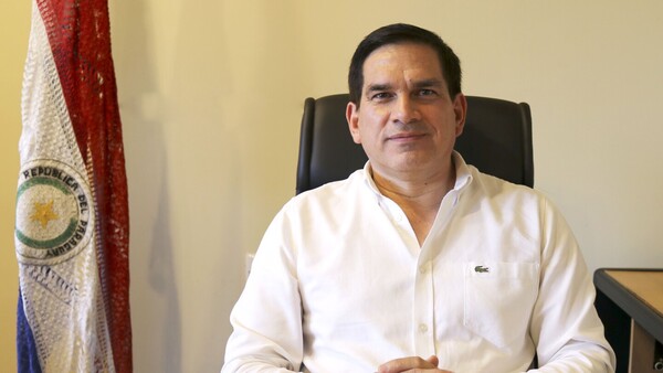Ministro Baruja tiene a media familia en cargos públicos