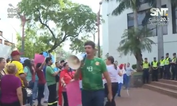 Ciudadanos de San Lorenzo protestan por cepos y falta de señalización - SNT