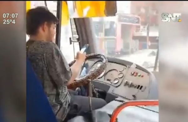 Chofer de colectivo usaba el celular mientras conducía - SNT
