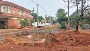 Desagüe pluvial ya funciona, pero autos deben turnarse para no caer en cráteres dejados por obreros - Nacionales - ABC Color