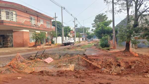 Desagüe pluvial ya funciona, pero autos deben turnarse para no caer en cráteres dejados por obreros - Nacionales - ABC Color