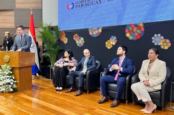Ministra Llanes participó del 1er. Congreso de Alto Perfil sobre niños y adolescentes