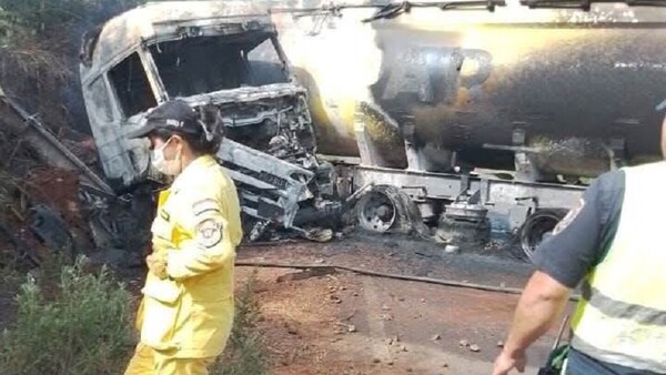 Chofer de camión cisterna muere calcinado tras choque e incendio en Caazapá