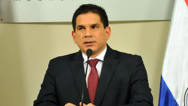 Ministro Juan Carlos Baruja tiene a la mitad de su familia en la función pública - Noticiero Paraguay