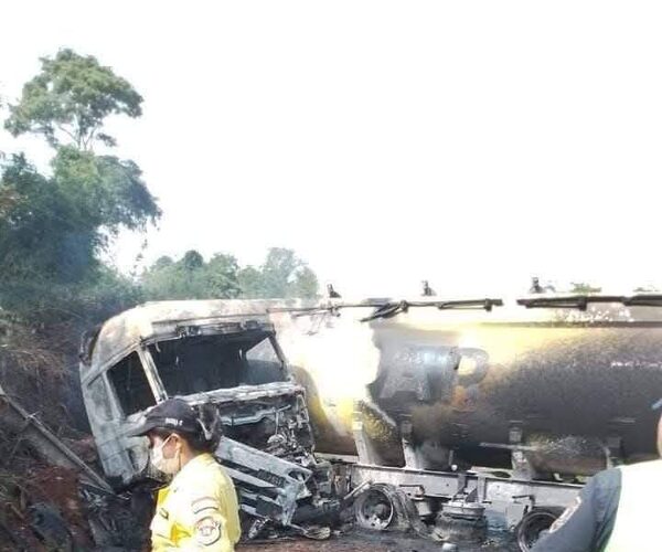 (VIDEO)Chofer de camión cisterna falleció incinerado tras chocar contra una columna