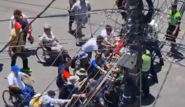 Registran incidentes entre policías y personas con discapacidad frente al Congreso