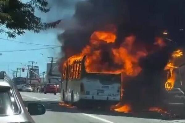 [VIDEO] ¡Hesúkena! Dos colectivos se prenden fuego de la nada con solo horas de diferencia