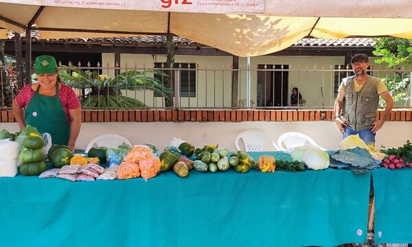 Hortigranjeras realizan feria semanal en Minga Guazú