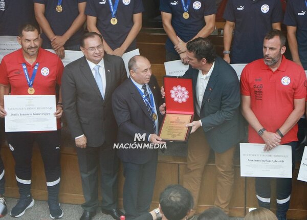 Versus / ¡Merecido! Homenaje de la Cámara de Senadores a la Albirroja sub 15