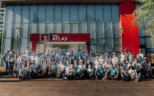 Banco Atlas, Techo Paraguay y empresas aliadas construyeron viviendas en el este del país - Empresariales - ABC Color