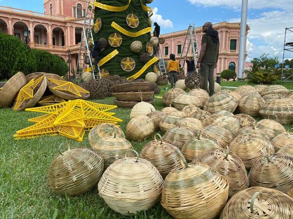 Desde este sábado, la guarania y la artesanía adornarán el árbol de Navidad del Palacio de López - Nacionales - ABC Color