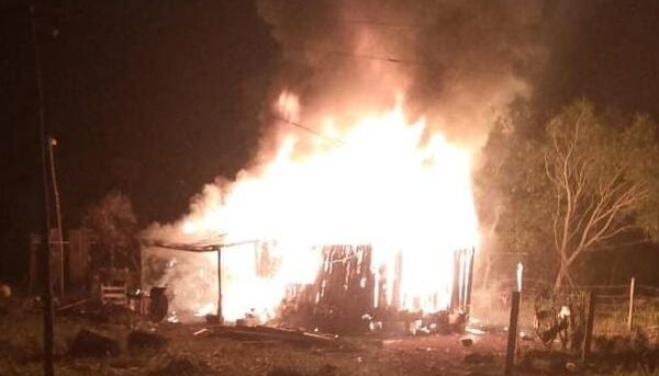 (Video) Incendio dejó en la calle a una pareja en Pedro Juan Caballero