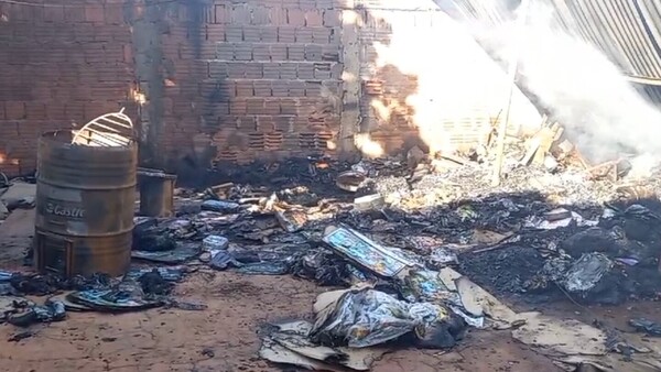 Incendio de vivienda deja en la calle a una pareja en Pedro Juan Caballero