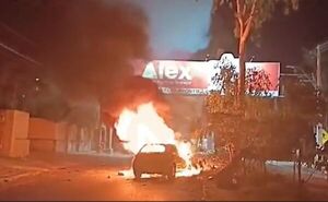 En fatal accidente, víctima salió despedida de su vehículo y este ardió sobre la Avenida Mariscal López