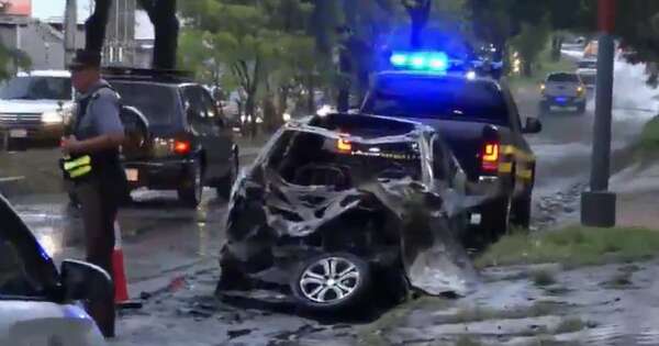 La Nación / Conductor perdió el control de su auto y se estrelló sobre Mariscal López