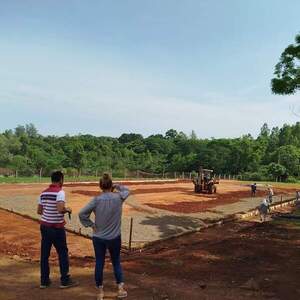 Avanza la construcción de la pista deportiva en el Colegio Nacional de Puerto Samuhú