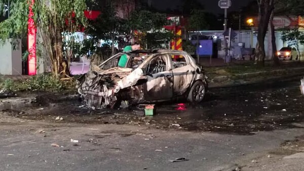 Accidente falta sobre Mariscal López: Chocó contra un árbol y su auto se incendió