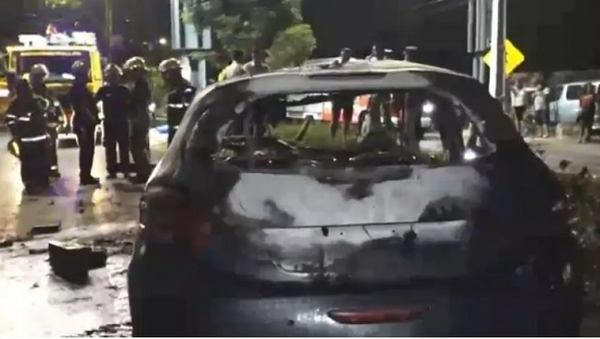 Chocó contra un árbol, su auto se incendió y lamentablemente falleció - Noticiero Paraguay