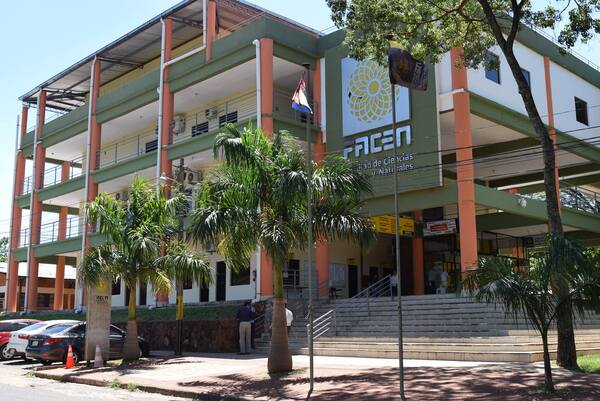 Docentes de la UNA reclaman nivelación salarial - 1000 Noticias