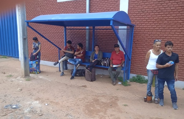 Colectivo de pasajeros poco o nada entran por el centro de la ciudad de San José - Noticiero Paraguay