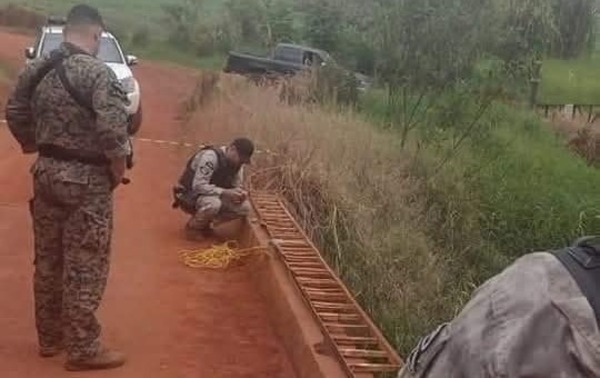 Hallan explosivos abandonados bajo un puente en Raúl Peña
