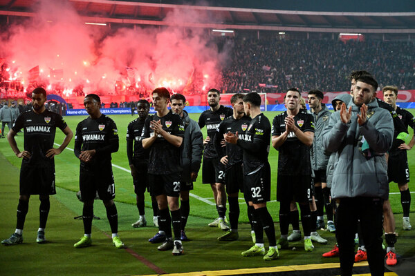 Versus / Stuttgart denuncia controles "degradantes" a sus hinchas en la frontera serbia