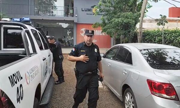 Delincuentes asaltan local comercial y llevan dinero y celulares