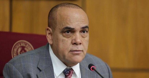 Bachi opera para cambiar el reglamento del Senado y mantenerse en la presidencia