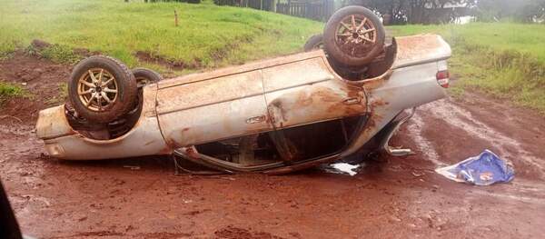 NIÑO AL VOLANTE HABRÍA PERDIDO EL CONTROL Y VOLCADO UN AUTOMÓVIL EN CARLOS A. LÓPEZ - Itapúa Noticias