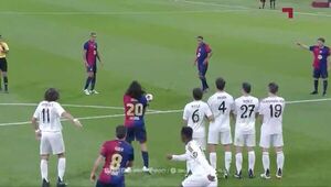¡Genialidad de Ronaldinho! Metió hoy un golazo ante el Real Madrid en el Clásico de Leyendas