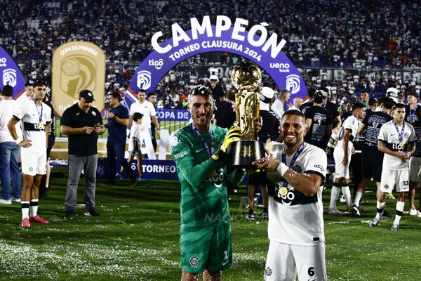 Versus / La tremenda postal de Richard Ortiz con sus copas ganadas en Olimpia