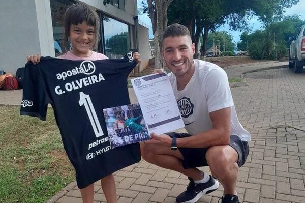 Versus / ¡Crack fuera de las canchas! El "contrato" que firmó Olveira con una pequeña fan