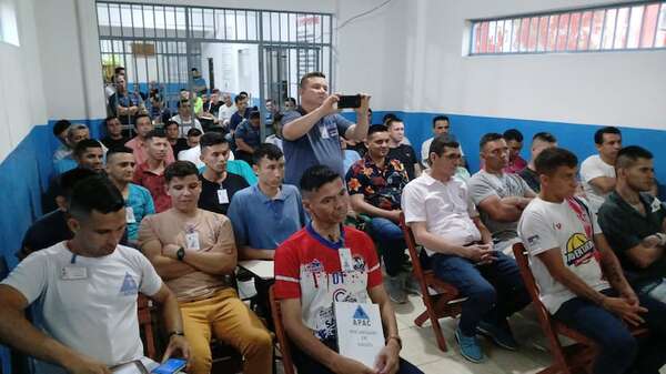 Un total de 105 reclusos culminan la escolar básica en la Penitenciaría de Coronel Oviedo - Nacionales - ABC Color