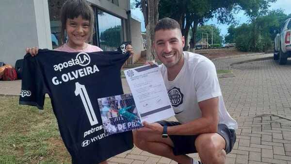 La fanática hincha de Olimpia que firmó “contrato” con Gastón Olveira