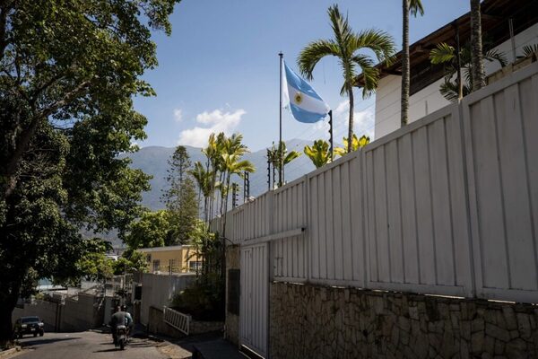 La oposición venezolana pidió presión internacional para que cese el asedio a la Embajada de Argentina en Caracas - ADN Digital