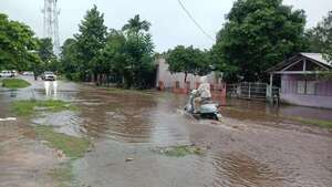 Torrencial lluvia deja inundados varios sectores de Coronel Oviedo   - Nacionales - ABC Color