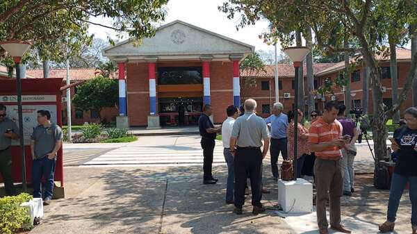 La Universidad Nacional de Asunción levanta el paro y reanuda sus actividades - Nacionales - ABC Color