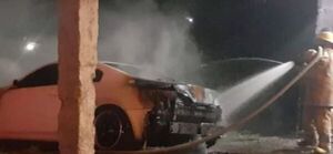 Automóvil se incendió en un taller presuntamente de manera intencional