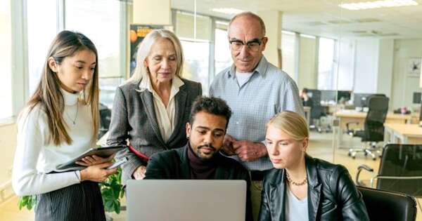 La Nación / ¿Cómo equilibrar los grupos intergeneracionales en las empresas?