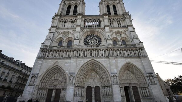 El primer vistazo a la Notre Dame restaurada desvela una catedral diáfana de muros blancos