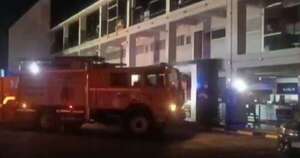 La Nación / Incendio en empresa de automotores dañó tres vehículos