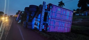 Aparatoso vuelco de camión en Edelira: familia se salva de milagro - 1000 Noticias