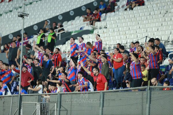 Versus / Cánticos contra la directiva, críticas a los jugadores y ambiente caldeado en el último partido de Cerro
