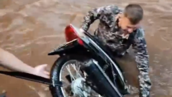 Si no hay herramientas, ellos las inventan: Linces usaron un cinto para rescatar una moto del raudal