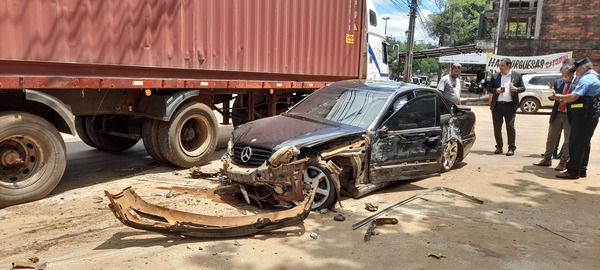 Grave accidente con cuantiosos daños materiales sobre avenida Irrazábal